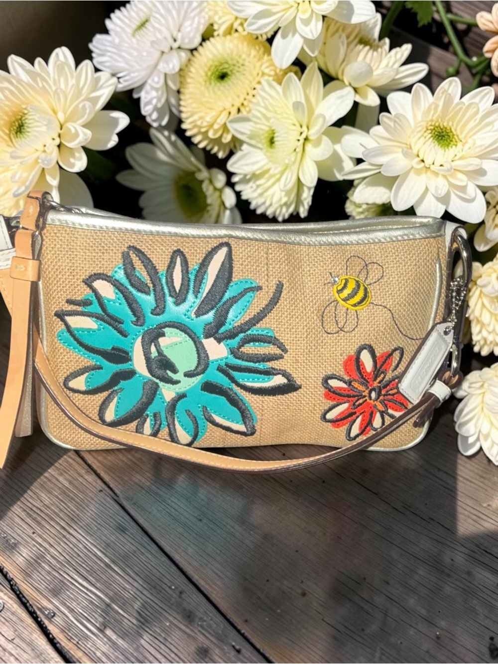 COACH STRAW FLORAL BEE WRISTLET CLUTCH BAG